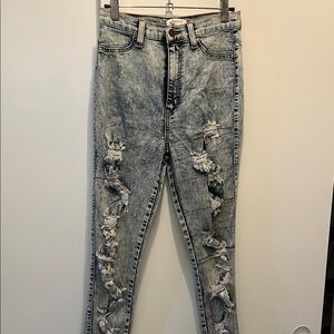 Vibrant Distressed Skinny Jeans in Light Gray